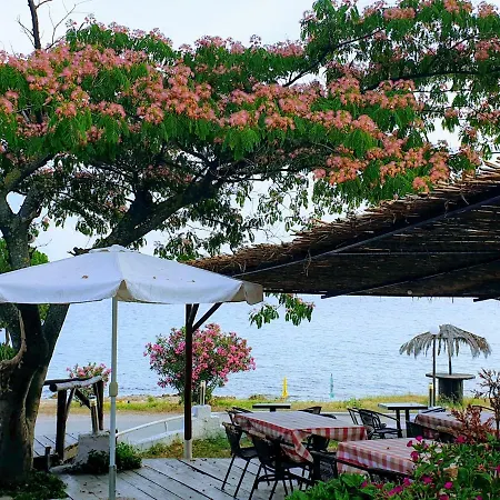 Lägenhet Kariani Beach Apartment